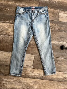 True Luck Women’s Light Wash Stretch Cropped Jeans Size 18